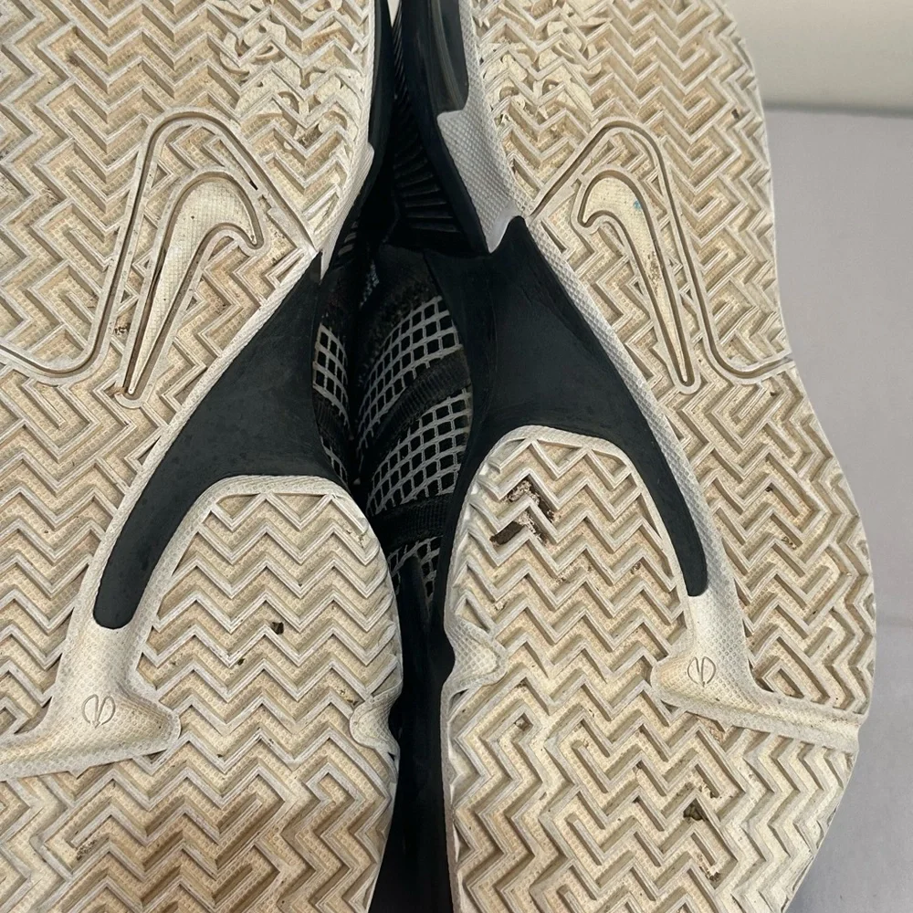 Nike Size 8 LeBron Witness VII Black White Basketball Athletic Shoes
